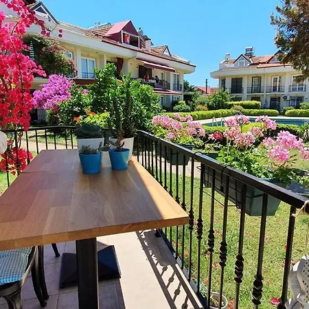 Fethiyede Havuzlu Sitede Kiralik Tatil Evi